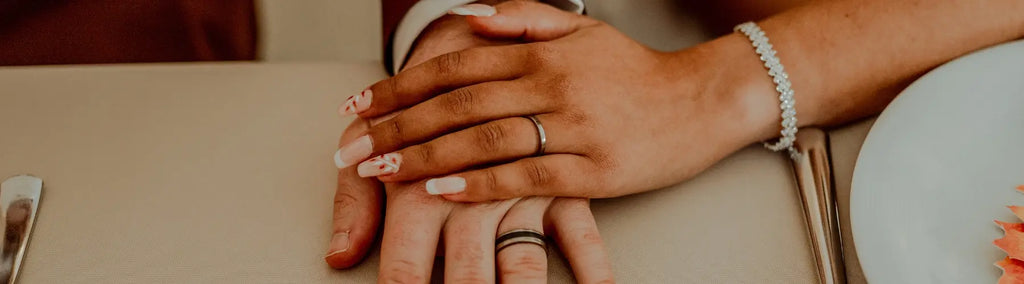 À quel doigt porter une alliance ? Le guide complet