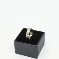 alliance homme en titane voie lactée vue écrin  ∣ Bijoux Titane France®  