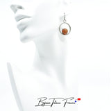 Bijou d'oreille en titane sertis de pierres semi precieuse la Cornaline aux multiple couleurs orange ∣ Bijoux Titane France®