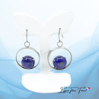 Boucle d'oreille sertis d'une Lapis Lazuli multicolore de couleur bleu et quelque points gris argenté ∣ Bijoux Titane France®
