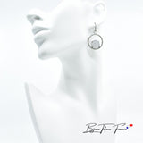 Boucle d'oreille pour jeune femme au style indémodable Créoles en titane et pierre fine Jade Blanc ∣ Bijoux Titane France®