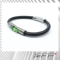 Bracelet en titane de forme ronde made in France pour homme et perles vertes ∣ Bijoux Titane France®