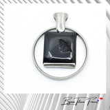 Pendentif de forme ronde serti d’une pierre carrée de couleur noire – et titane  ∣ Bijoux Titane France®